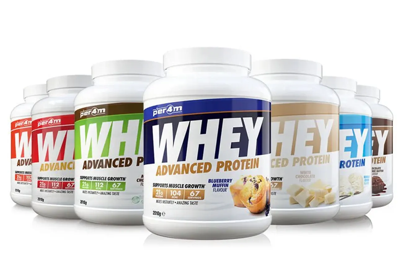 Per4m Whey Advanced Protein-bøtter i flere smaksvarianter oppstilt sammen